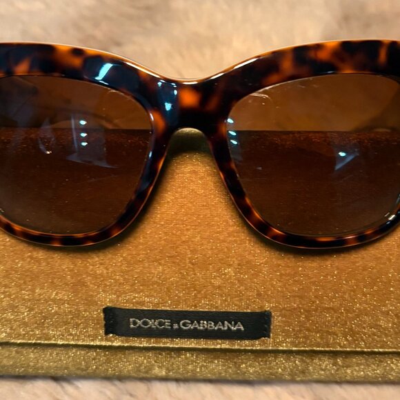 Dolce & Gabbana Classic Brown Sunglasses with Floral Print Interior - Picture 1 of 2